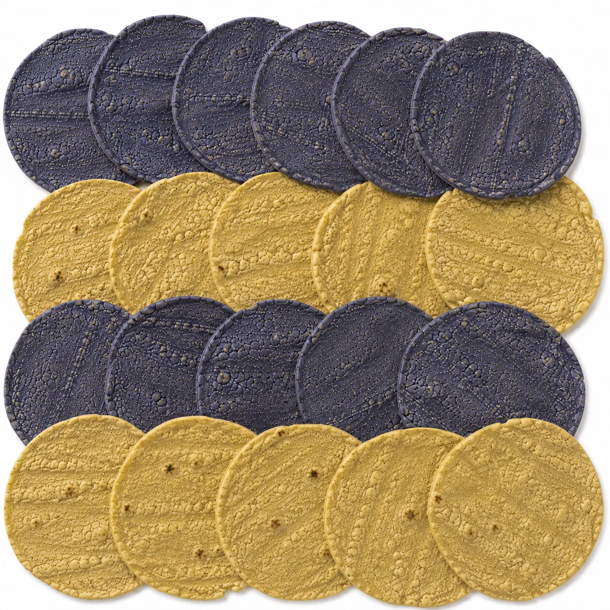 Filas de tortillas de maíz azul y amarillo, en capas