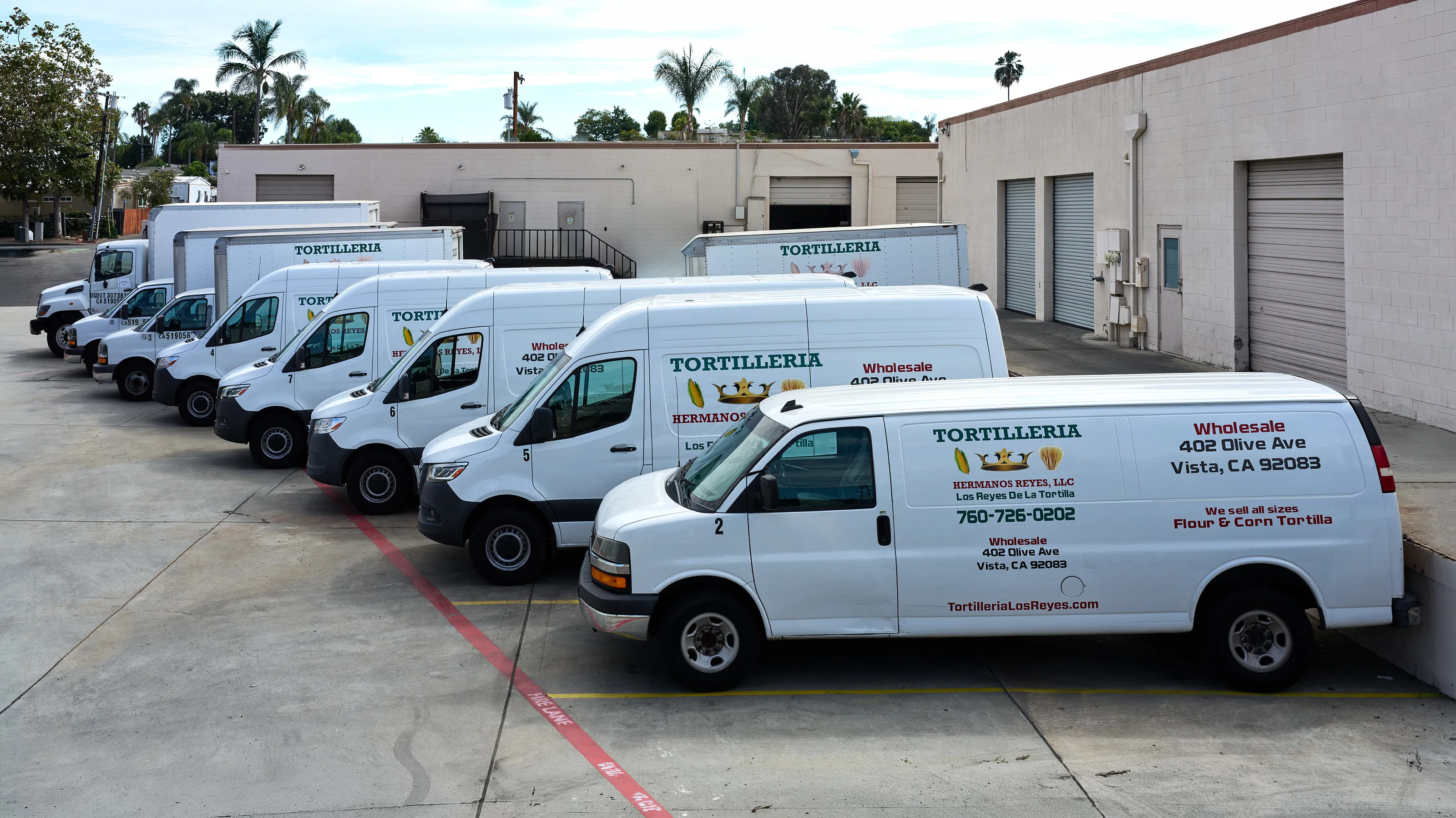 Las camionetas de la empresa estacionadas afuera de la tortillería