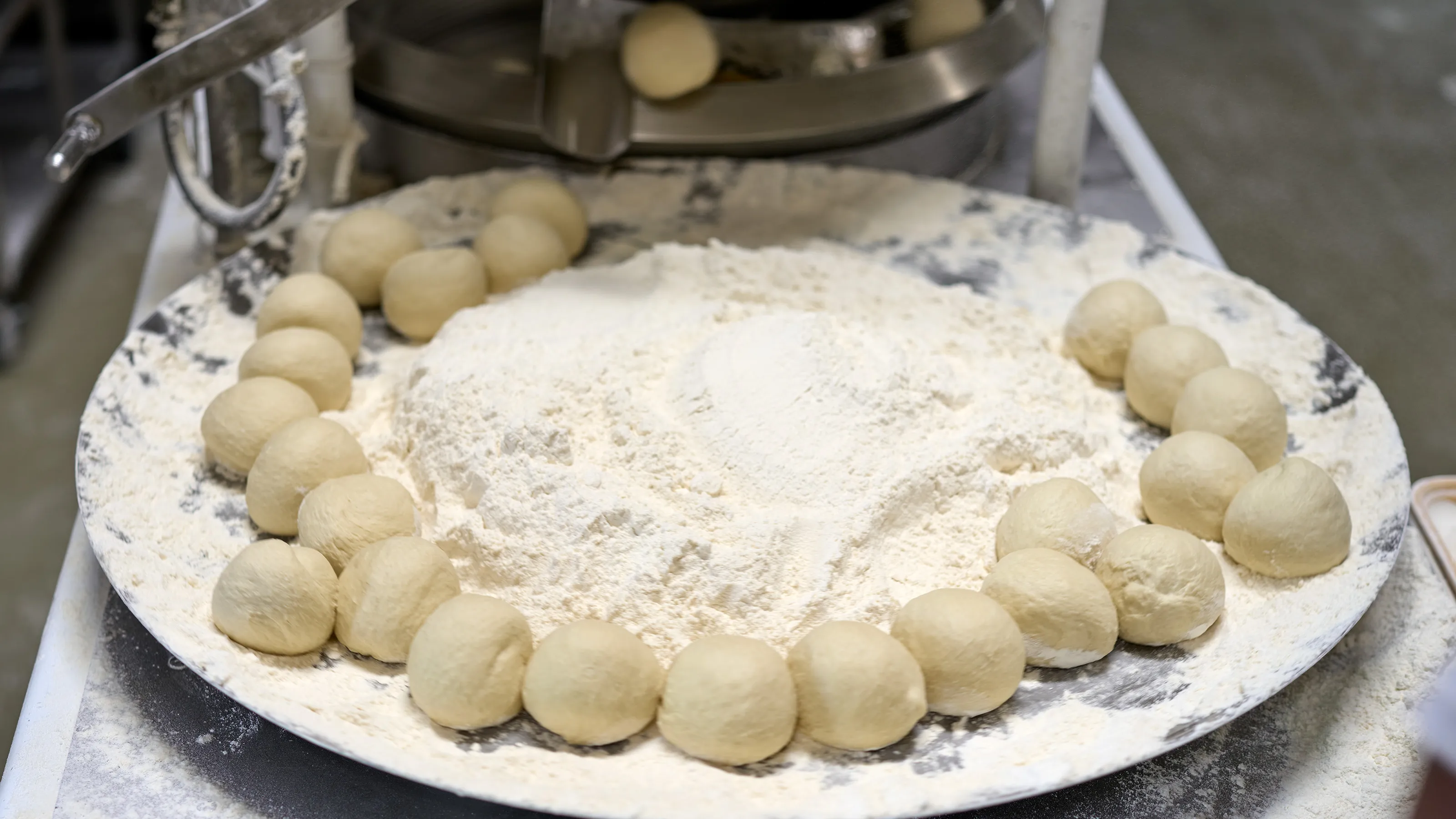 Bolas de masa alrededor de un plato con harina